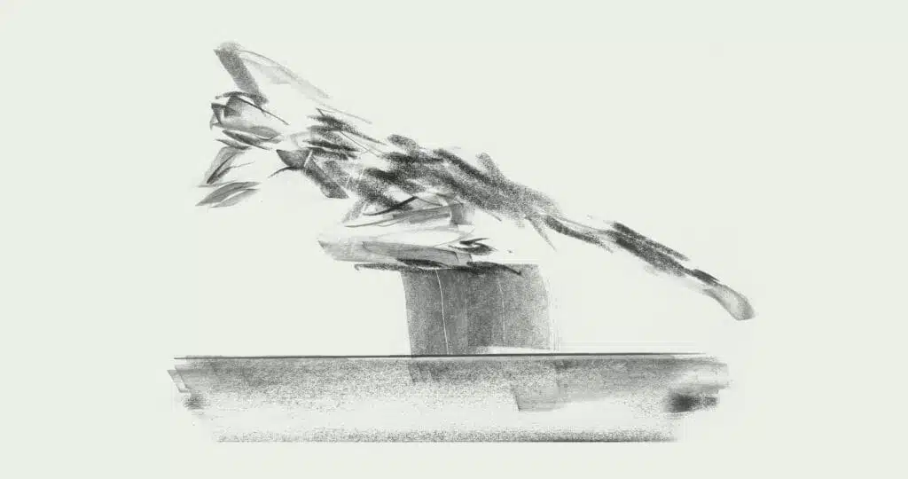 Croquis d'une figure humaine dynamique, dans une pose penchée dramatique inspirée du Pilates, sur un piédestal rectangulaire. Le dessin utilise des lignes et des ombres libres et expressives sur un fond clair.