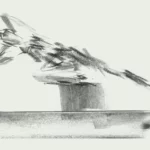 Croquis d'une figure humaine dynamique, dans une pose penchée dramatique inspirée du Pilates, sur un piédestal rectangulaire. Le dessin utilise des lignes et des ombres libres et expressives sur un fond clair.