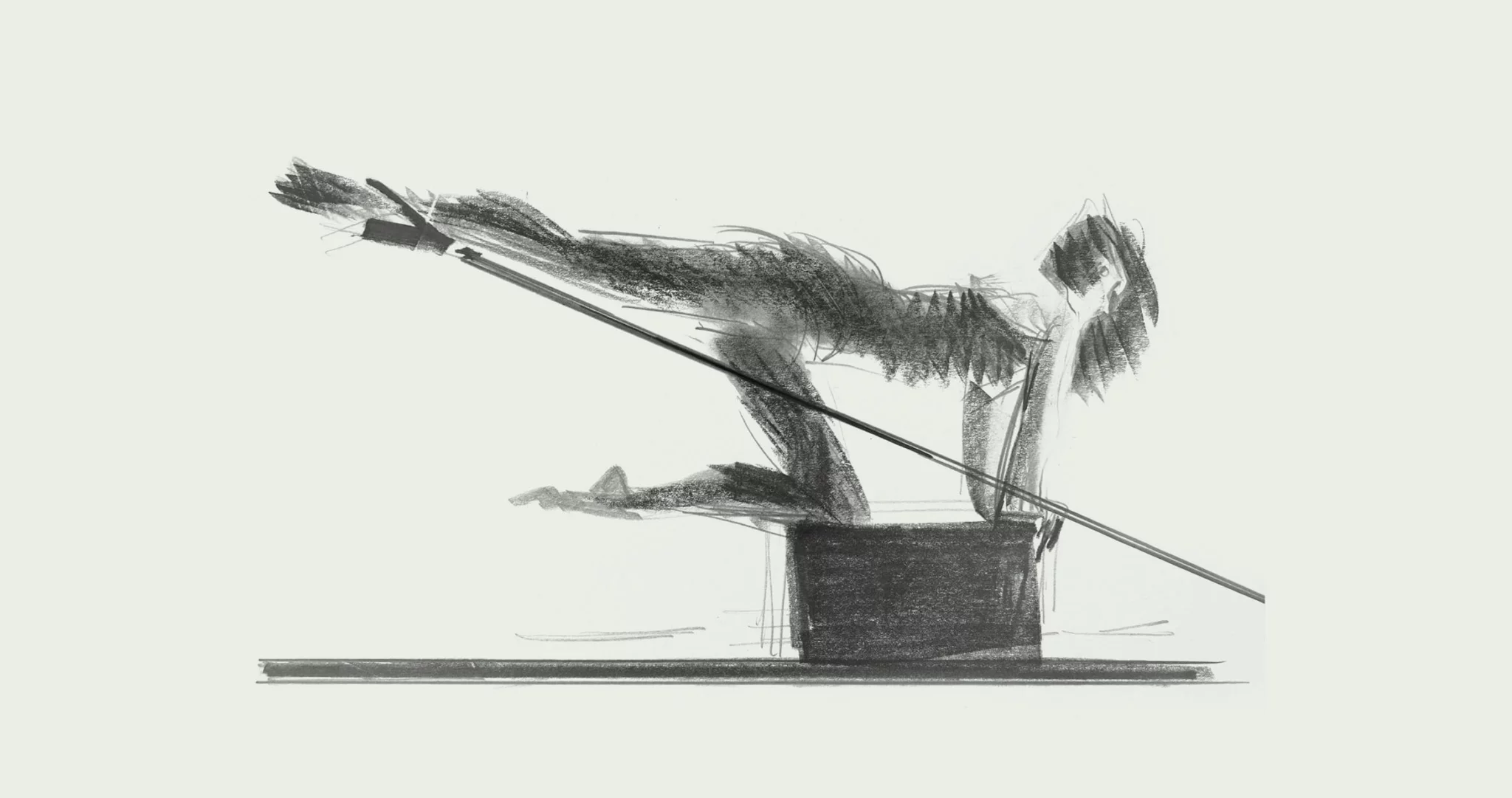 Un croquis au fusain d'une personne sautant à la perche, capturé dans les airs au-dessus d'une boîte, évoque la grâce et le contrôle du Pilates, avec des lignes lâches et expressives soulignant la force et le mouvement fluide sur un fond clair.