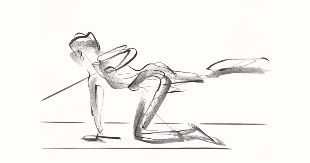 Croquis abstrait au fusain d'une personne à quatre pattes, reproduisant une posture Pilates Reformer, une jambe tendue vers l'arrière. Des lignes amples et expressives sur un fond uni créent des contours et des traits simplifiés et fluides.