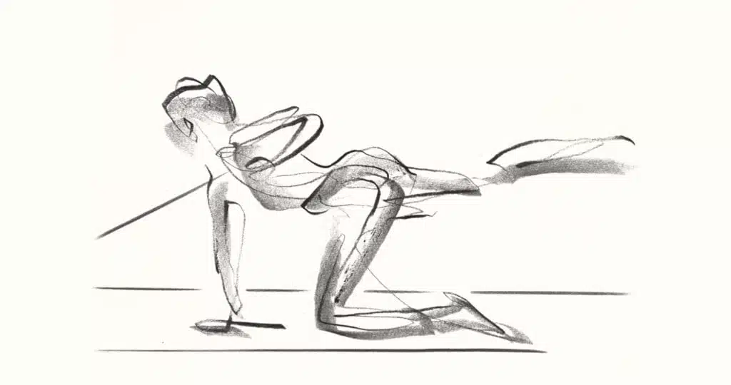 Croquis abstrait au fusain d'une personne à quatre pattes, reproduisant une posture Pilates Reformer, une jambe tendue vers l'arrière. Des lignes amples et expressives sur un fond uni créent des contours et des traits simplifiés et fluides.