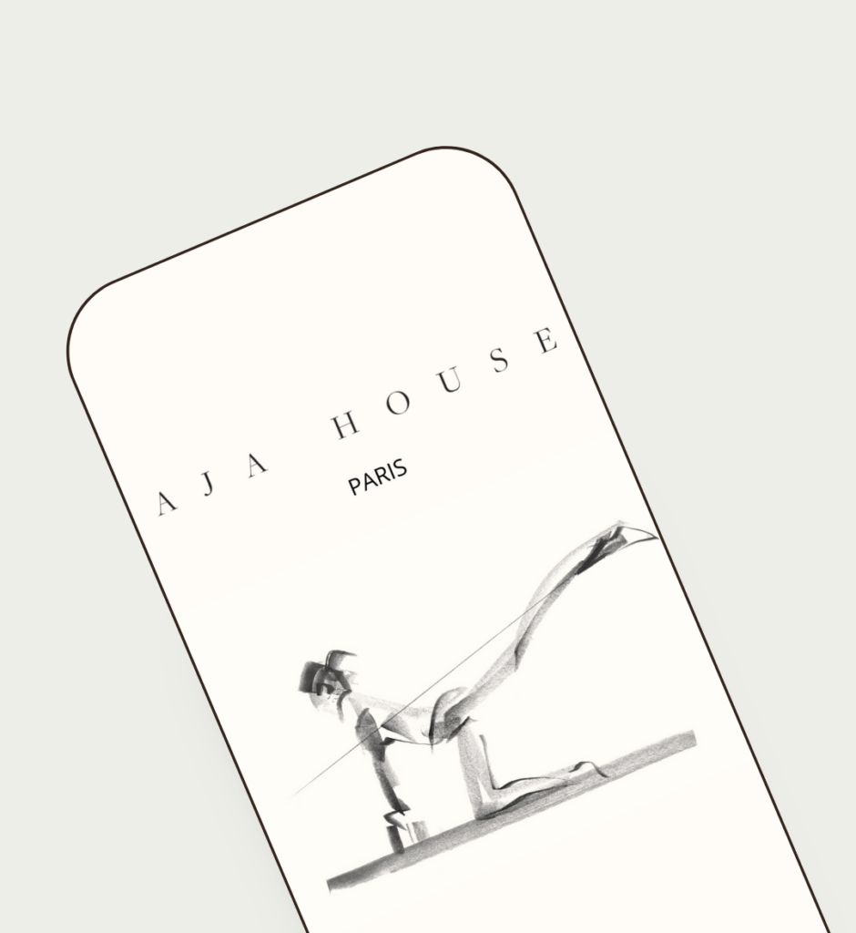 Mockup de l’application AJA HOUSE, une interface moderne et intuitive pour les cours de Pilates, Yoga et Barre. Ce design visuel présente les fonctionnalités de l'application, offrant un accès facile aux utilisateurs pour réserver leurs séances, suivre leur progression et découvrir les offres de bien-être proposées par AJA HOUSE.